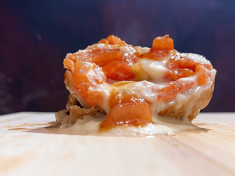 キャンプ飯メイン中からとろーり！まるごとトマトのチーズin肉巻き